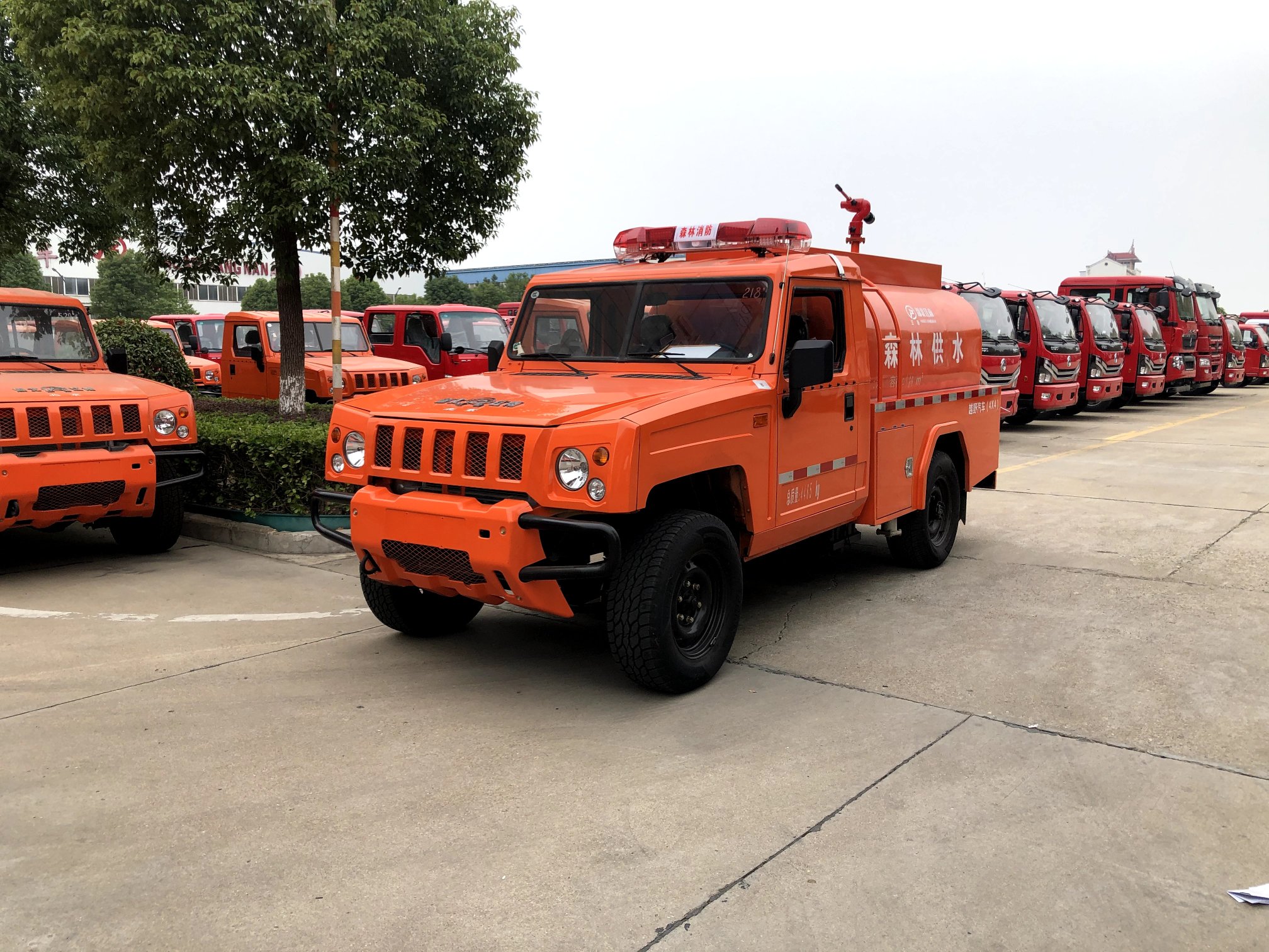 四驱2吨洒水车