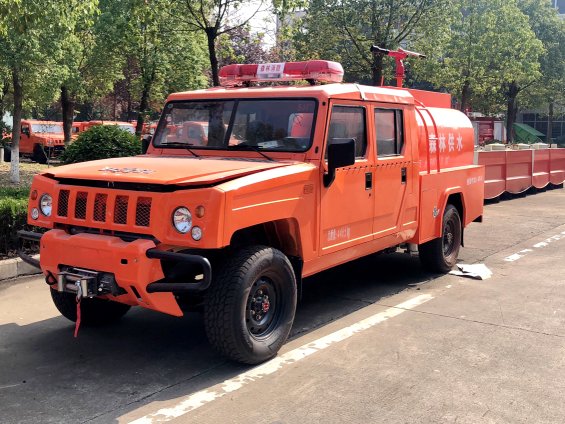 四驱1.5吨洒水车